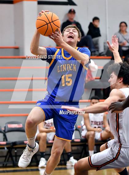 Thumbnail 1 in Linden vs. Roseville (Tiger Classic) photogallery.