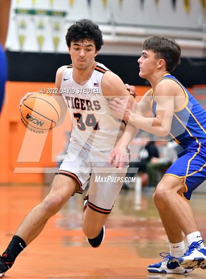 Thumbnail 1 in Linden vs. Roseville (Tiger Classic) photogallery.