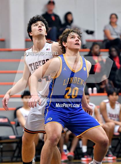 Thumbnail 2 in Linden vs. Roseville (Tiger Classic) photogallery.