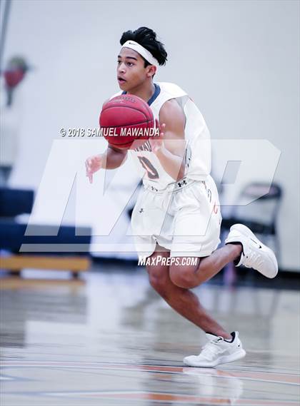 Thumbnail 2 in Cleveland vs. Chaminade photogallery.