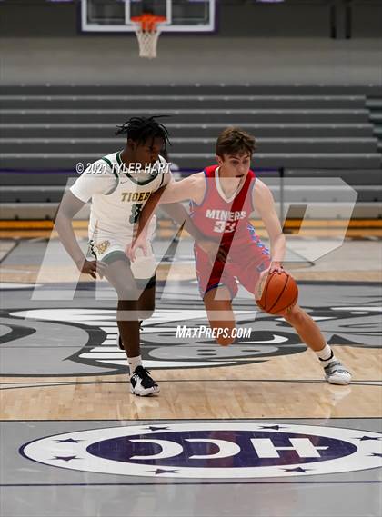 Thumbnail 3 in Indianapolis Crispus Attucks vs. Linton-Stockton (Sneakers for Santa Shootout) photogallery.