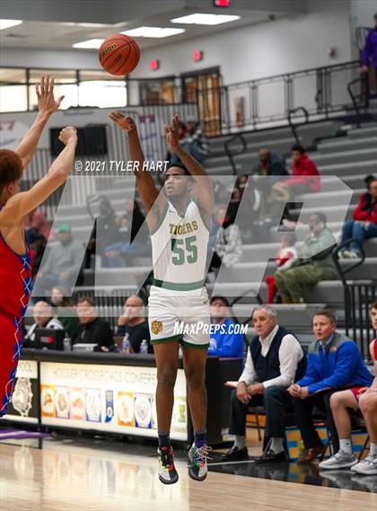 Thumbnail 3 in Indianapolis Crispus Attucks vs. Linton-Stockton (Sneakers for Santa Shootout) photogallery.