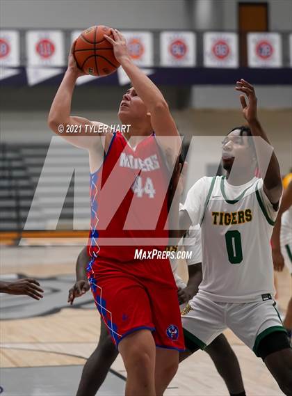 Thumbnail 3 in Indianapolis Crispus Attucks vs. Linton-Stockton (Sneakers for Santa Shootout) photogallery.