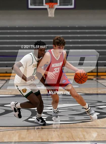 Thumbnail 2 in Indianapolis Crispus Attucks vs. Linton-Stockton (Sneakers for Santa Shootout) photogallery.