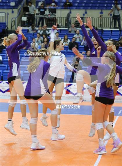 Thumbnail 1 in Fayetteville vs. Har-Ber (AAA 6A Final) photogallery.