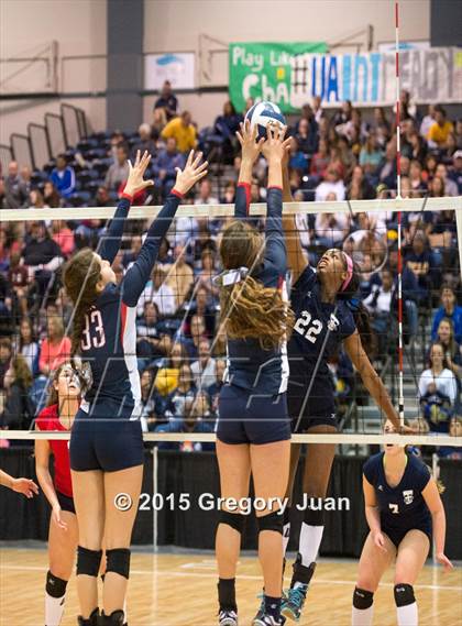 Thumbnail 3 in Teurlings Catholic vs. Ursuline Academy (LHSAA Division III Semifinal) photogallery.
