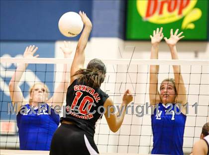 Thumbnail 3 in North Lincoln vs Central Davidson (NCHSAA Playoff Round 2) photogallery.