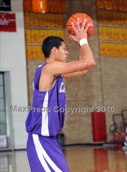 Thumbnail 1 in Cathedral vs. Mayfair (MaxPreps Holiday Classic) photogallery.