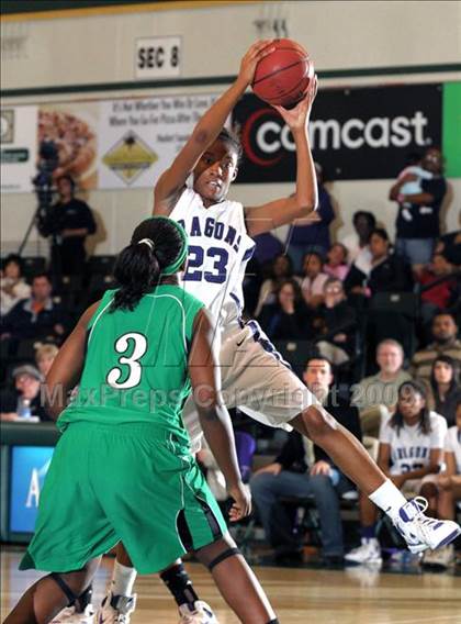 Thumbnail 1 in Sacramento vs. St. Mary's (Hoops Classic 2009) photogallery.