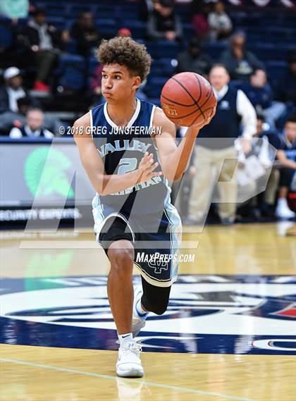 Thumbnail 2 in Valley Christian vs. Oak Park (MaxPreps MLK Classic) photogallery.