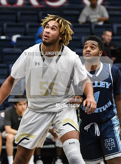Thumbnail 3 in Valley Christian vs. Oak Park (MaxPreps MLK Classic) photogallery.