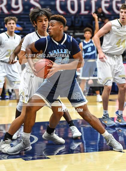 Thumbnail 3 in Valley Christian vs. Oak Park (MaxPreps MLK Classic) photogallery.
