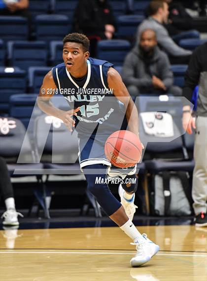 Thumbnail 3 in Valley Christian vs. Oak Park (MaxPreps MLK Classic) photogallery.