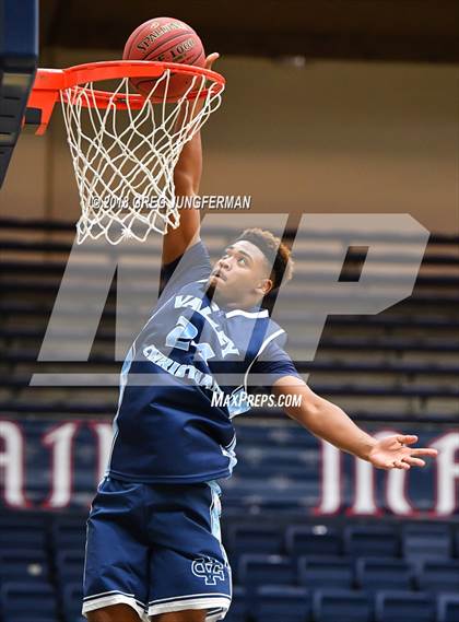 Thumbnail 3 in Valley Christian vs. Oak Park (MaxPreps MLK Classic) photogallery.