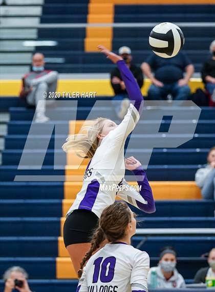 Thumbnail 3 in Mooresville vs. Brownsburg (IHSAA 4A Sectional) photogallery.