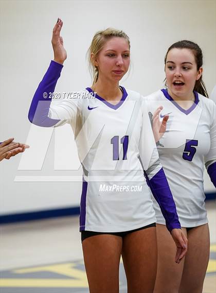 Thumbnail 3 in Mooresville vs. Brownsburg (IHSAA 4A Sectional) photogallery.