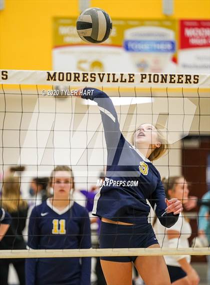 Thumbnail 3 in Mooresville vs. Brownsburg (IHSAA 4A Sectional) photogallery.