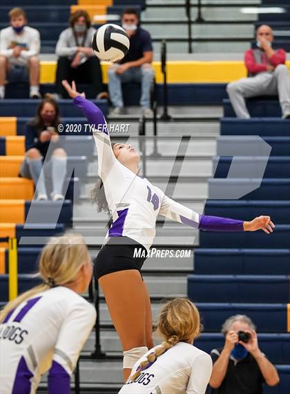 Thumbnail 3 in Mooresville vs. Brownsburg (IHSAA 4A Sectional) photogallery.
