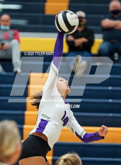Thumbnail 1 in Mooresville vs. Brownsburg (IHSAA 4A Sectional) photogallery.