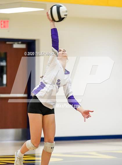 Thumbnail 1 in Mooresville vs. Brownsburg (IHSAA 4A Sectional) photogallery.