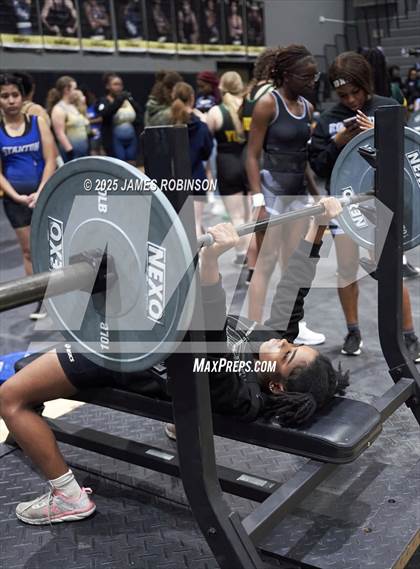 Thumbnail 3 in FHSAA Class 2A District Final photogallery.