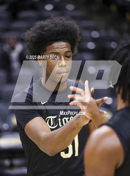 Thumbnail 2 in Little Rock-Central vs Vashon (Norm Stewart Classic) photogallery.