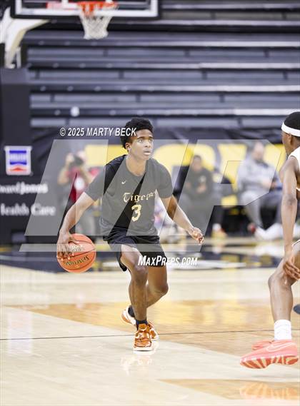 Thumbnail 2 in Little Rock-Central vs Vashon (Norm Stewart Classic) photogallery.