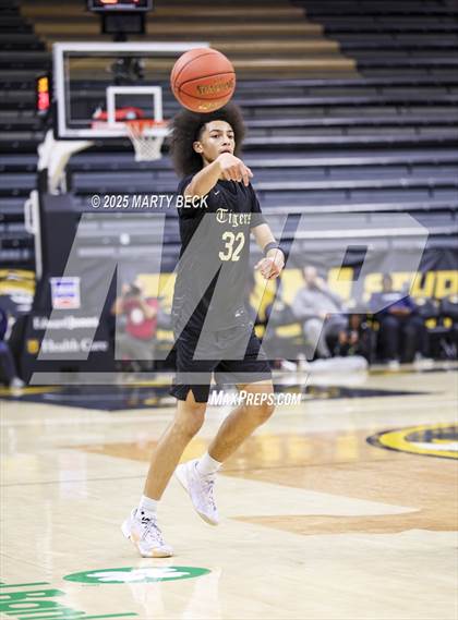 Thumbnail 1 in Little Rock-Central vs Vashon (Norm Stewart Classic) photogallery.