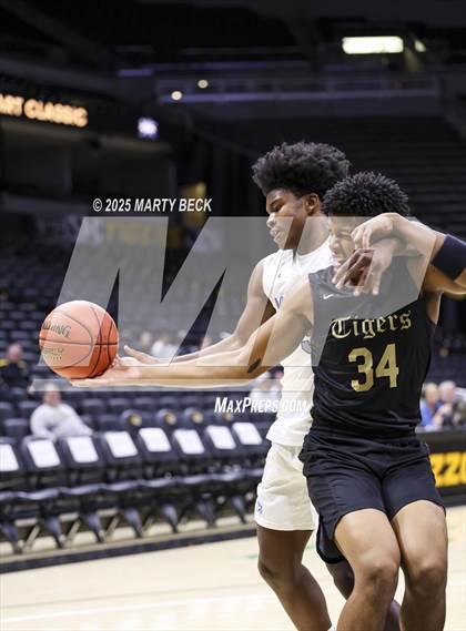 Thumbnail 1 in Little Rock-Central vs Vashon (Norm Stewart Classic) photogallery.