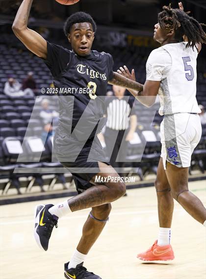 Thumbnail 2 in Little Rock-Central vs Vashon (Norm Stewart Classic) photogallery.