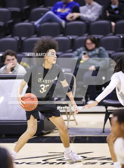 Thumbnail 2 in Little Rock-Central vs Vashon (Norm Stewart Classic) photogallery.