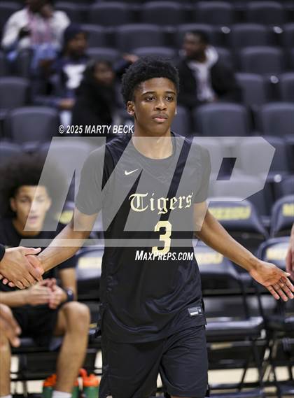 Thumbnail 2 in Little Rock-Central vs Vashon (Norm Stewart Classic) photogallery.