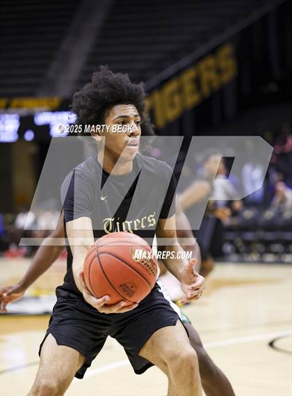 Thumbnail 2 in Little Rock-Central vs Vashon (Norm Stewart Classic) photogallery.