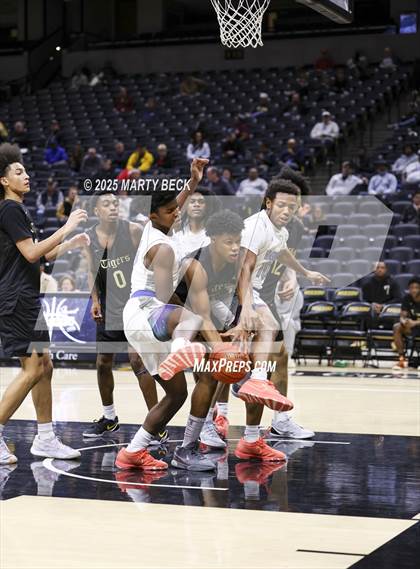 Thumbnail 3 in Little Rock-Central vs Vashon (Norm Stewart Classic) photogallery.
