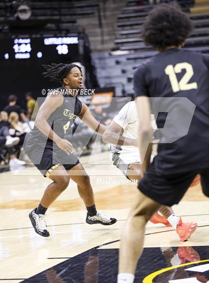 Thumbnail 2 in Little Rock-Central vs Vashon (Norm Stewart Classic) photogallery.