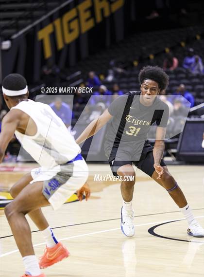 Thumbnail 3 in Little Rock-Central vs Vashon (Norm Stewart Classic) photogallery.