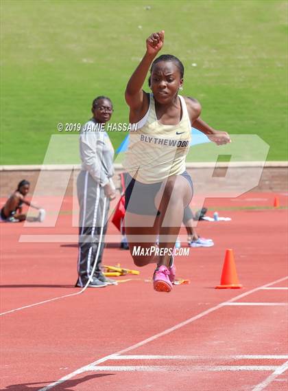 Thumbnail 1 in SCHSL AAAAA State Qualifier (Girls Field Events) photogallery.