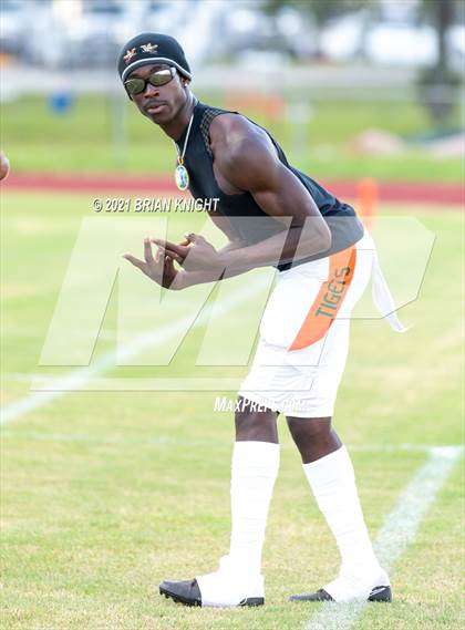 Thumbnail 3 in Seminole Seminoles vs. Jones Fightin' Tigers (Kickoff Classic) photogallery.