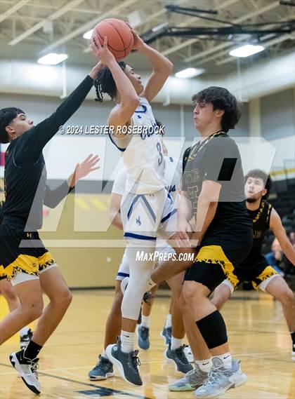 Thumbnail 3 in Edna vs. Lytle (UIL 3A Area Playoffs) photogallery.