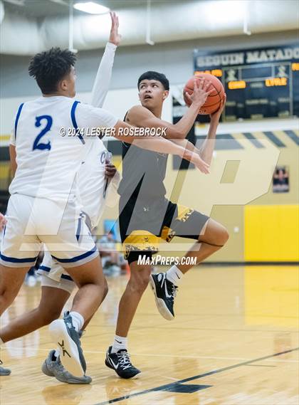 Thumbnail 1 in Edna vs. Lytle (UIL 3A Area Playoffs) photogallery.