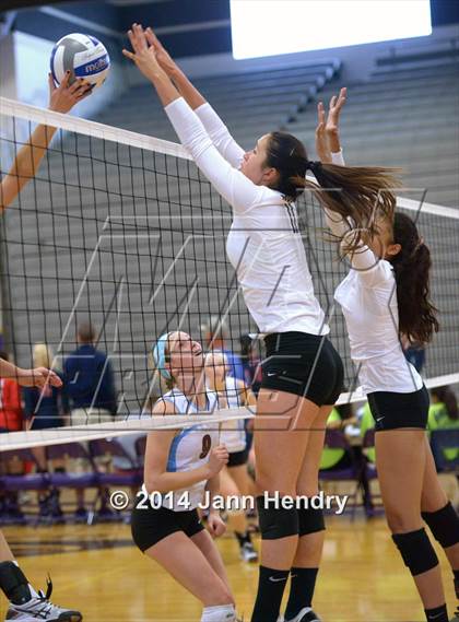 Thumbnail 3 in Assumption vs. Archbishop Mitty (Durango Fall Classic) photogallery.