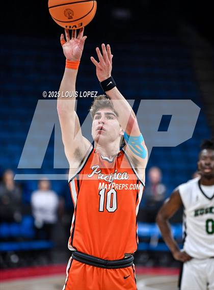 Thumbnail 2 in Pacifica Christian vs. Fairmont Prep (CIF SS DIV 2AA Championship) photogallery.