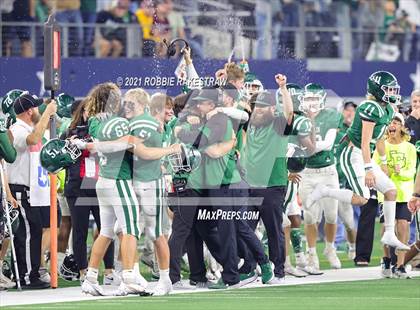 Thumbnail 2 in Gunter @ Franklin (UIL Football 3A D2 Finals) photogallery.