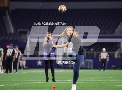 Thumbnail 2 in Gunter @ Franklin (UIL Football 3A D2 Finals) photogallery.