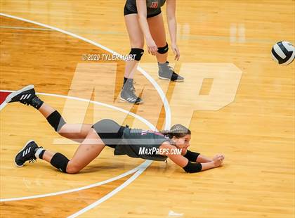 Thumbnail 3 in Brownstown Central vs. Indianapolis Cardinal Ritter (Regional Semifinal) photogallery.
