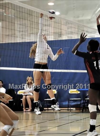Thumbnail 2 in Brentwood vs. La Salle (Molten Classic) photogallery.