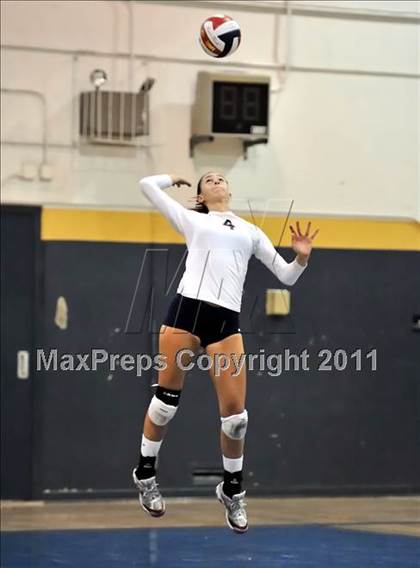 Thumbnail 2 in Brentwood vs. La Salle (Molten Classic) photogallery.