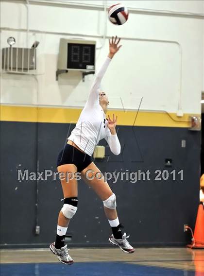 Thumbnail 3 in Brentwood vs. La Salle (Molten Classic) photogallery.