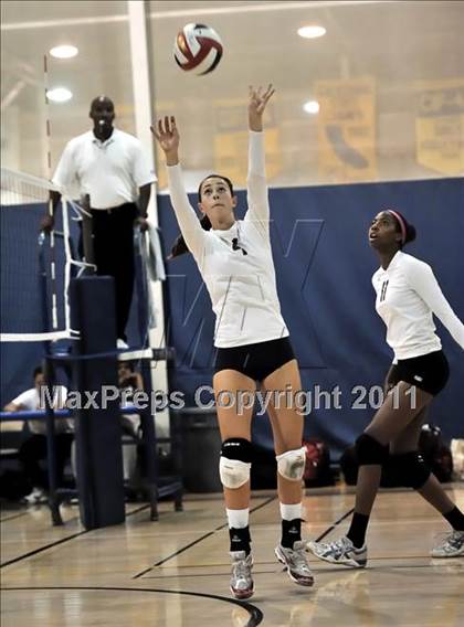 Thumbnail 3 in Brentwood vs. La Salle (Molten Classic) photogallery.