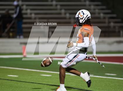 Thumbnail 2 in Rockwall vs Sachse (UIL Football 6A D1 Bi-District Playoff) photogallery.